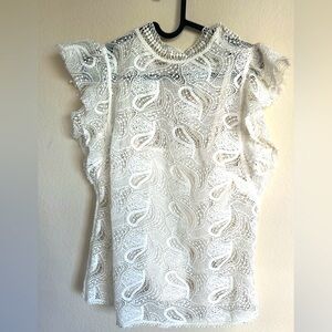 A cute lace appliqués blouse in beige